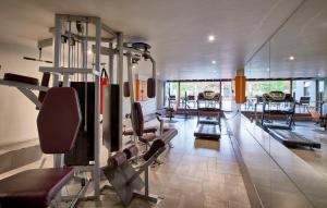 Ein Fitnessstudio mit einem Haufen Laufbändern. in der Unterkunft Dynasty Forest Sandown Self Catering Hotel in Johannesburg