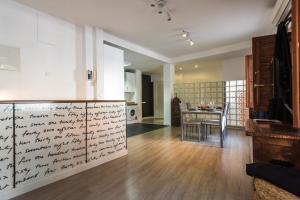 a kitchen with writing on the wall in a room at Apartamento Centro Sevilla in Seville