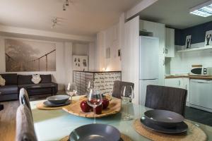 a kitchen and dining room with a table and chairs at Apartamento Centro Sevilla in Seville