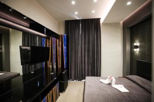 ナポリにあるGramsci Luxury Roomsのベッドルーム1室(白い靴が履いたベッド1台付)