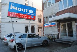 汉堡旅社 的停在医院标志前的汽车