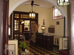 a living room with an archway in a house at EMPERATRIZ HOTEL familiar in Santa Fe