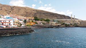 a group of buildings on the shore of a body of water at vivienda vacacional Atlantida in Candelaria