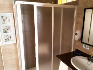 a bathroom with a shower and a sink at Hotel Alaska in Lo Pagán