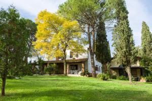 una vista exterior de una casa con árboles en Tamerici Holiday Home by VacaVilla, en San Miniato