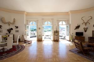 una sala de estar vacía con mesa y sillas en Sissy Wohnung en Bad Ischl