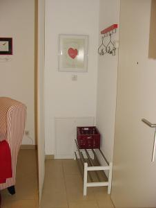 einen Flur mit einem Zimmer mit rotem Herz an der Wand in der Unterkunft Apartment Am Markt 13 in Konz