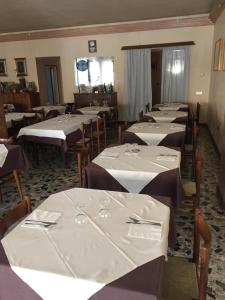 Aparthotel Manfrè tesisinde bir restoran veya yemek mekanı