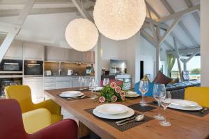 a kitchen and dining room with a table and chairs at Alte Scheune am Focker Strom in Mursewiek