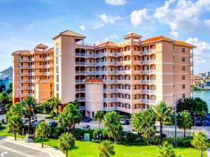 un grande edificio con palme di fronte a una strada di Harborview Grande Three Bedroom 267 a Clearwater Beach