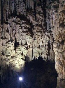 una grotta con una luce all'interno di Nha Nghi Gia Bao a Quảng Ninh