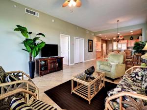 un soggiorno con divani e TV a schermo piatto di Harborview Grande Three Bedroom 267 a Clearwater Beach