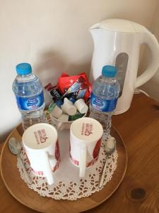 una mesa con dos botellas de agua y cucharas en The Greannan Bed & Breakfast, en Blackwaterfoot