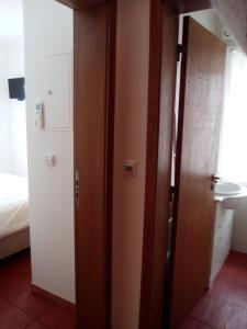 Un pasillo con dos puertas y una cama en una habitación en Casa Da Planicie, en Reguengos de Monsaraz