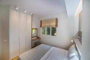 アテネにあるSkoufa Apartmentのベッドルーム(白いベッド1台、窓付)
