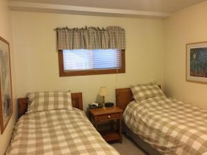 1 dormitorio con 2 camas y ventana en Cedar House en Jasper