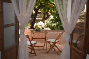 una veranda con tavolo, sedie e finestra di Casa Viñas de Vera a Restábal