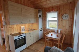 Kuchyň nebo kuchyňský kout v ubytování Eldhraun Holiday Home