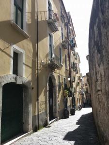 Une allée avec un bâtiment avec un portail et une rue dans l'établissement B&b Isabel, à Salerne
