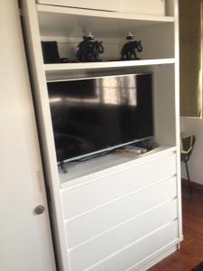 A television and/or entertainment centre at Apto/Suite Santa Cruz Tenerife