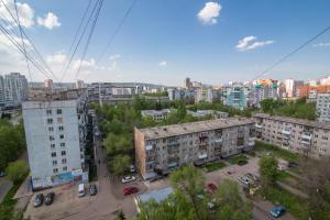 una vista aérea de una ciudad con edificios altos en Кузнецктроевский en Novokuznetsk