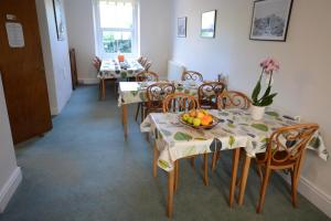 A restaurant or other place to eat at Bryn Llewelyn 