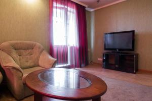 sala de estar con mesa de centro y TV en Кузнецктроевский en Novokuznetsk