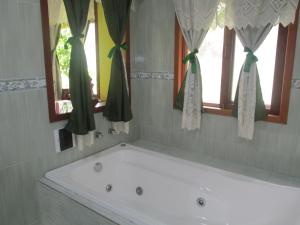 维奥康德马奥Casa do Osorio的带窗户的浴室内的白色浴缸