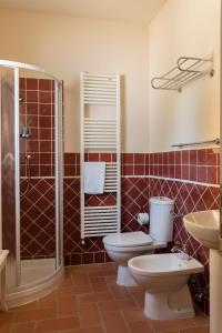 een badkamer met een toilet, een douche en een wastafel bij La Chiusa delle Monache in Lucca