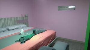 una camera con letto e sedia di Hotel H - Eco Adults Only a Città del Messico