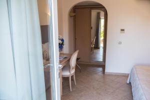 a dining room with a table and a mirror at Hotel Villa Ceselle in Anacapri
