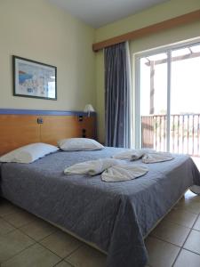 Una cama o camas en una habitación de Sweet Kalimera Apartments 138 fotos más