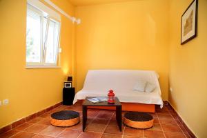 een kleine slaapkamer met een bed en een tafel bij Apartment More in Kožino