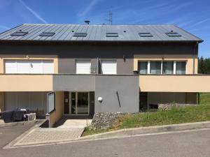 uma casa com painéis solares no telhado em Appartement des trois frontières em Apach