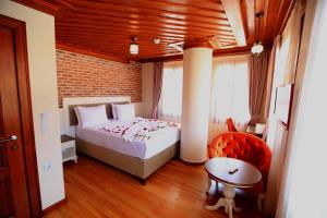 Кровать или кровати в номере Kervan Hotel