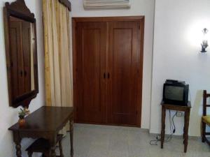 Televízia a/alebo spoločenská miestnosť v ubytovaní Hostal Meson la Cadena