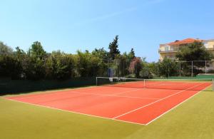 Tenis a/nebo squash v ubytování Thassos Hotel nebo okolí