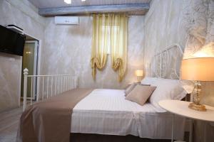 1 dormitorio con 1 cama blanca grande y ventana en Luxury Lidija Rooms, en Split