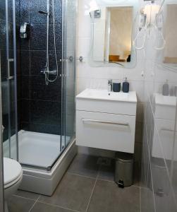 y baño con lavabo, ducha y aseo. en Luxury Lidija Rooms, en Split