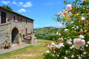 AlleronaにあるCasale Montemoroの花の前の石造り