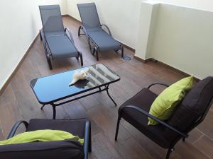 トレモリノスにあるFan Flat Torremolinosの椅子3脚とテーブルが備わる待合室