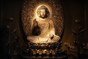 une statue d'un buddha dans une pièce dans l'établissement 高野山 宿坊 熊谷寺 -Koyasan Shukubo Kumagaiji-, à Koyasan