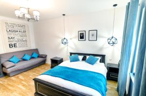 een slaapkamer met een bed en een bank bij Stylish apartment. Heart of the city in Lviv