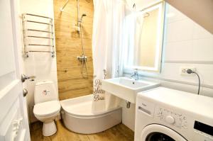 een badkamer met een toilet, een wastafel en een wasmachine bij Stylish apartment. Heart of the city in Lviv