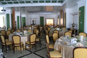 a room filled with tables and chairs with at Hotel Villaggio Club Altalia in Brancaleone Marina