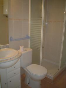 エンプリアブラバにあるSylviaのバスルーム(トイレ、洗面台、シャワー付)