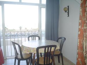 エンプリアブラバにあるSylviaのバルコニー付きの客室で、テーブルと椅子が備わります。