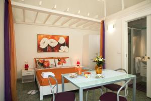 卡薩馬塞拉的住宿－Le Tre Rose di Giò，客房设有一张床和一张桌子及椅子