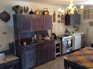 A kitchen or kitchenette at Aia dei Limoni