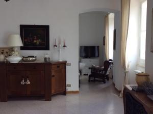 A television and/or entertainment centre at Aia dei Limoni